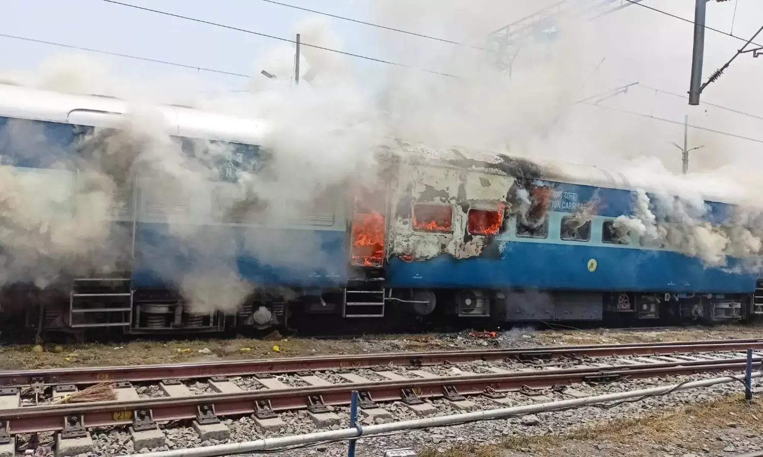 Protestors Set Fire to Agnipath Scheme, Veterans Warn of Military Erosion Protestors Set Fire to Agnipath Scheme, Veterans Warn of Military Erosion