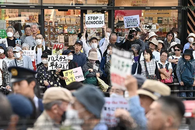 Revendications pour la fin des attaques israéliennes sur Gaza près de l’ambassade du régime sioniste à Tokyo le 4 novembre 2023