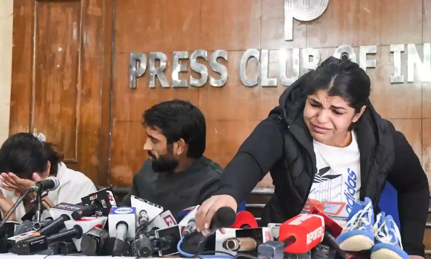 “I Quit!” Olympian Wrestler Sakshi Malik Retires In Protest “I Quit!” Olympian Wrestler Sakshi Malik Retires In Protest