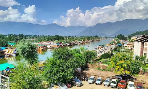 Ban on Building, Repairing Houseboats Threatens their Survival in Kashmir