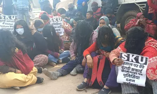 Covid Warriors Protest at Delhi Hospital