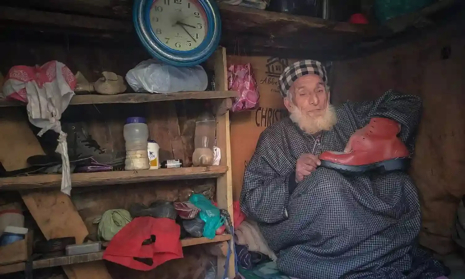 Hundred Year Old Cobbler Ghulam Ahmad Sheikh Lends a Helping Hand to the Needy