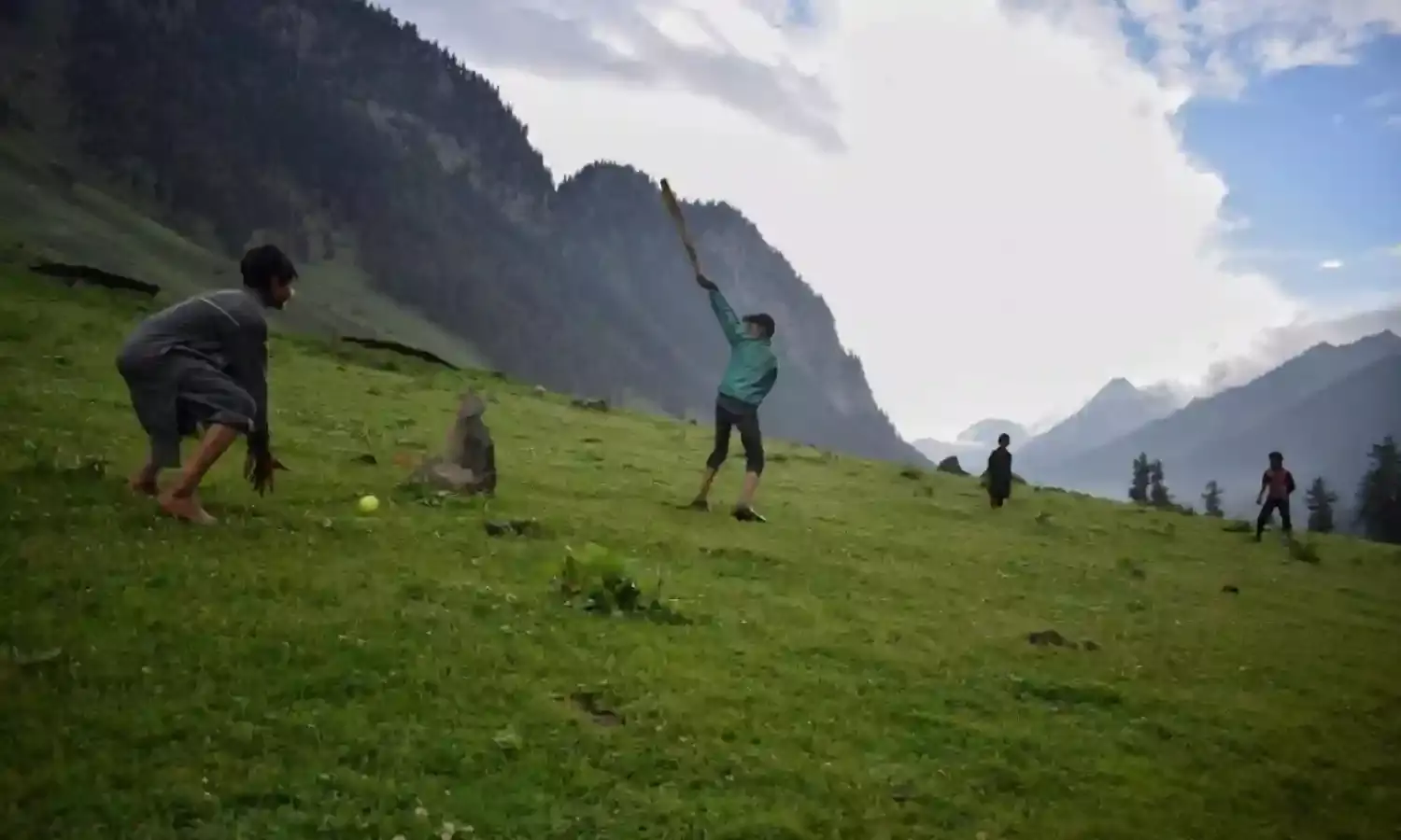 Booed on the Pitch and Embraced on the Streets - Kashmir’s Cricket Schizophrenia