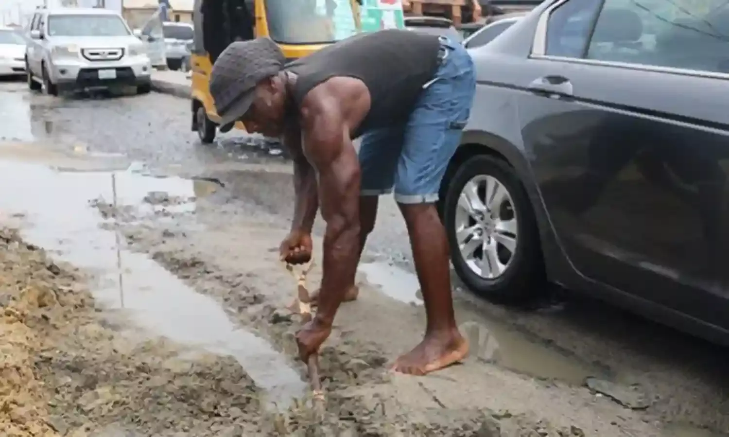 Nigerian Olympian Weightlifter Fills Potholes and Cleans Sewers in Lagos