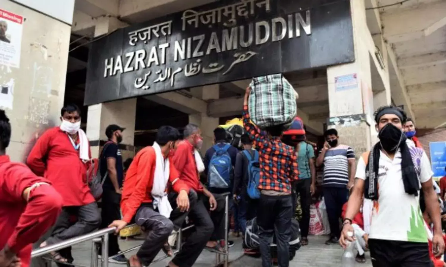 Photos: Railway Stations Deserted, Coolies Without Work