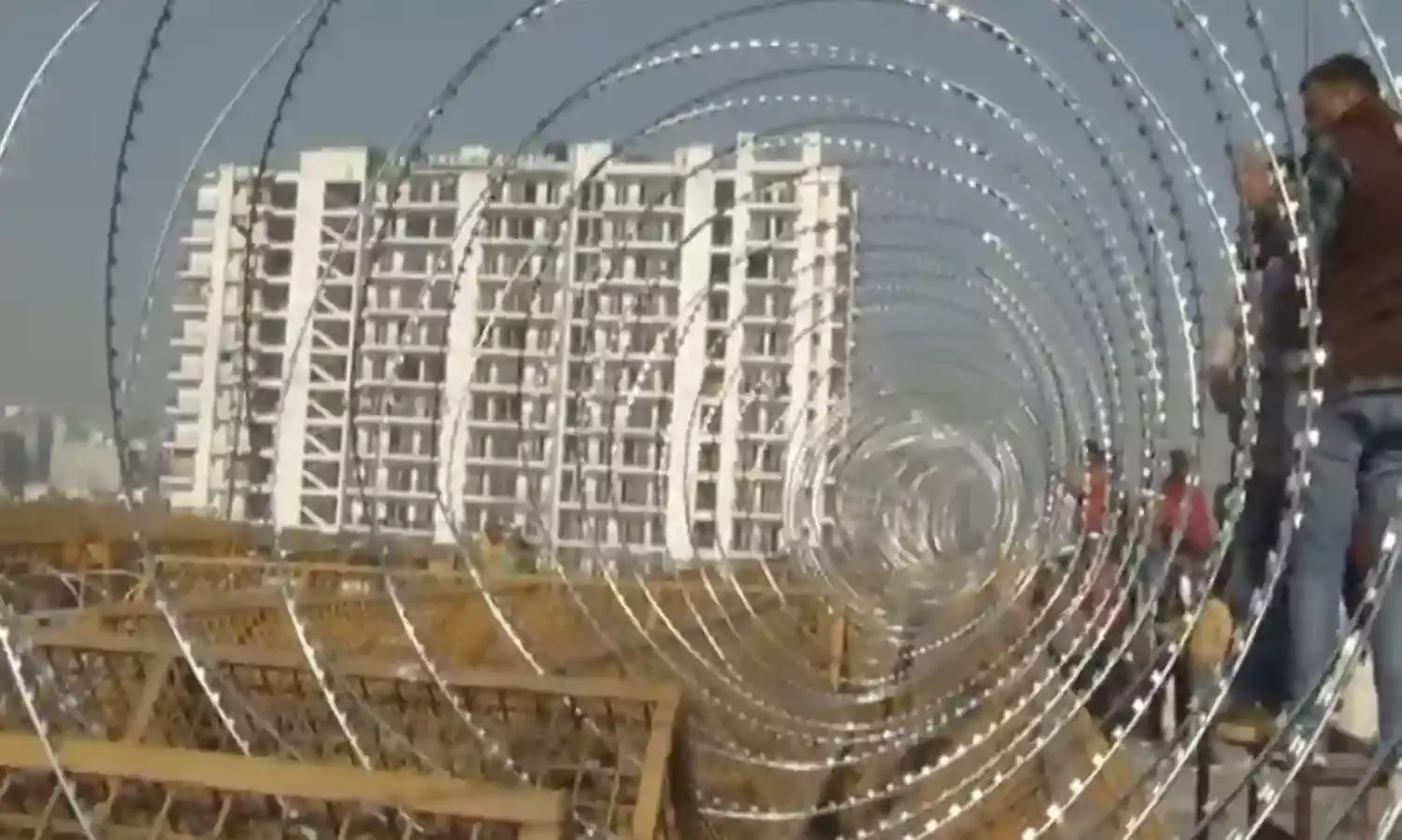 Farmers Protests Intensify, Phone Calls Replace Internet Farmers Protests Intensify, Phone Calls Replace Internet