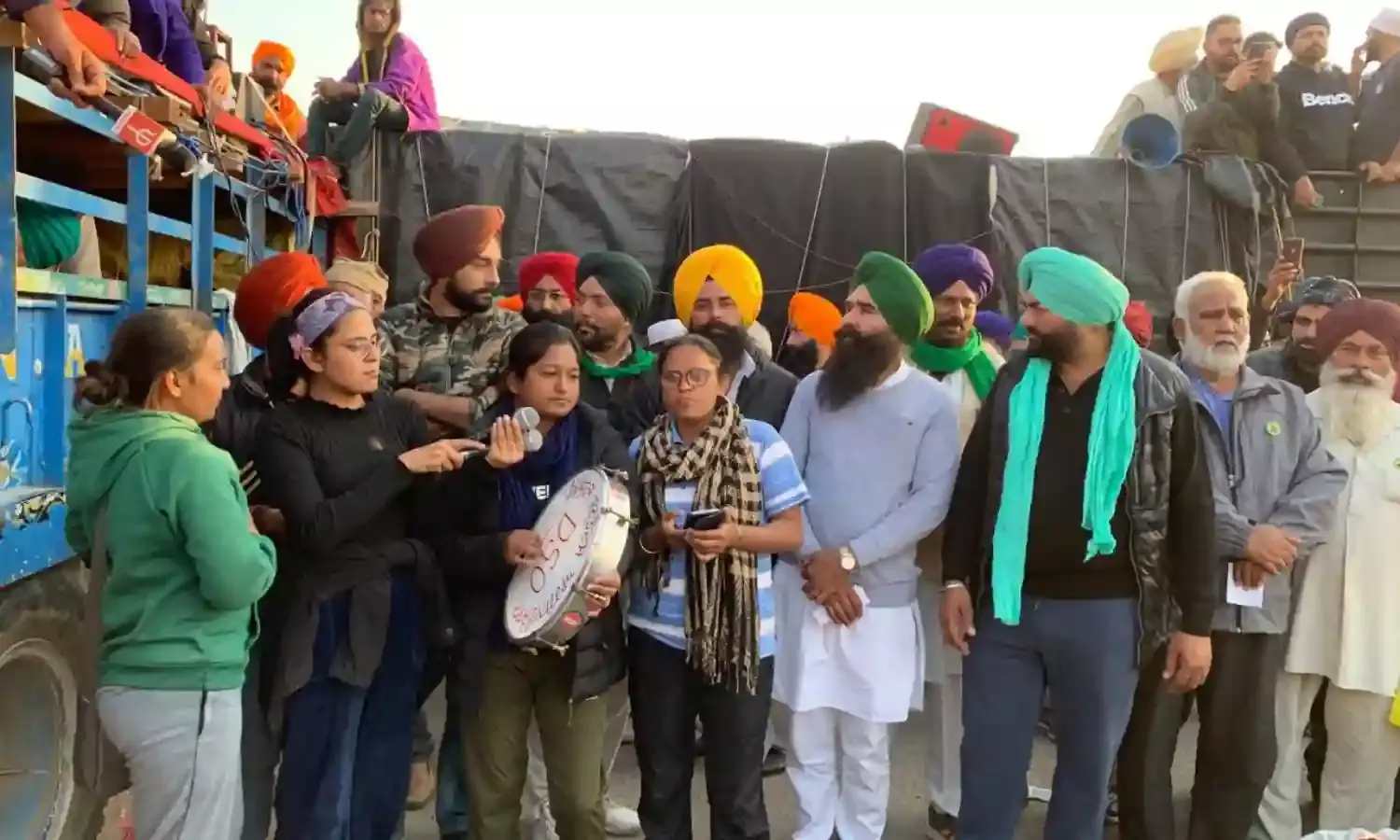 Women Artists Sleep on Trolleys And Sing Their Way Into Every Heart