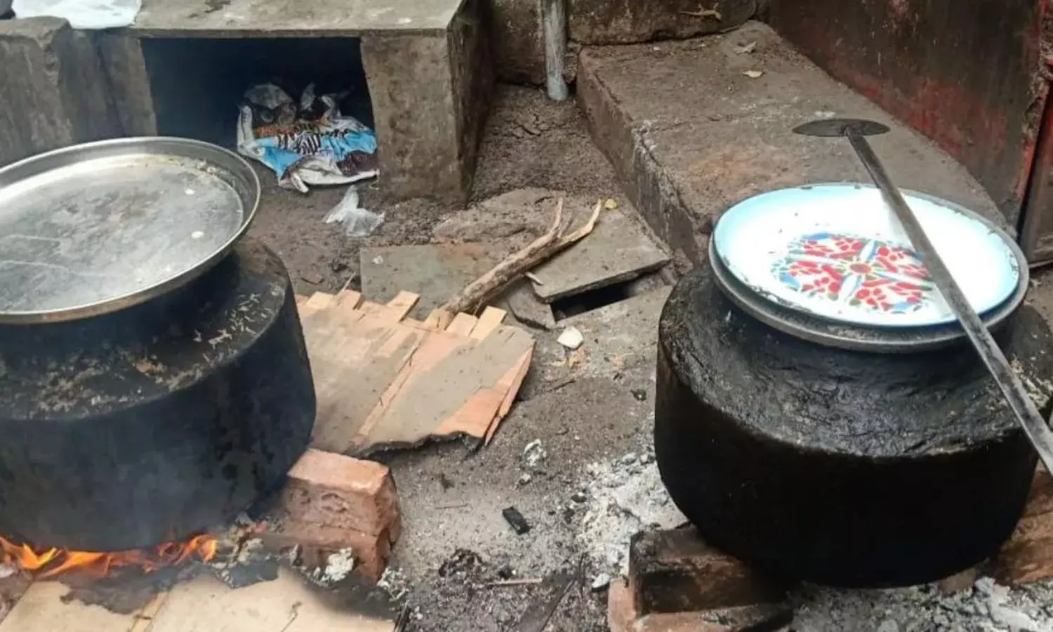 In Gujarat People Join Hands to Help the Workers Impacted Most By the Lockdown