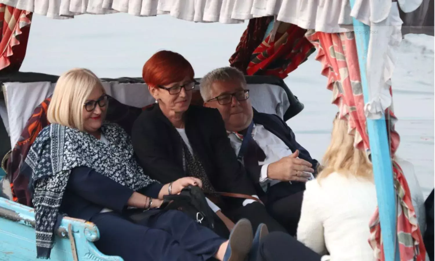 EU MPs Enjoy a Boat Ride in Srinagar Amidst Lockdown, UK MP Calls Visit a Publicity Stunt EU MPs Enjoy a Boat Ride in Srinagar Amidst Lockdown, UK MP Calls Visit a Publicity Stunt