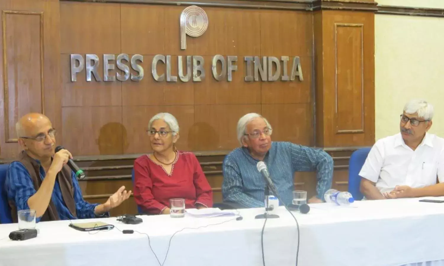 Amid De-Citizenship Fears, Writers Rise to Defend Miyas and Poetry Amid De-Citizenship Fears, Writers Rise to Defend Miyas and Poetry