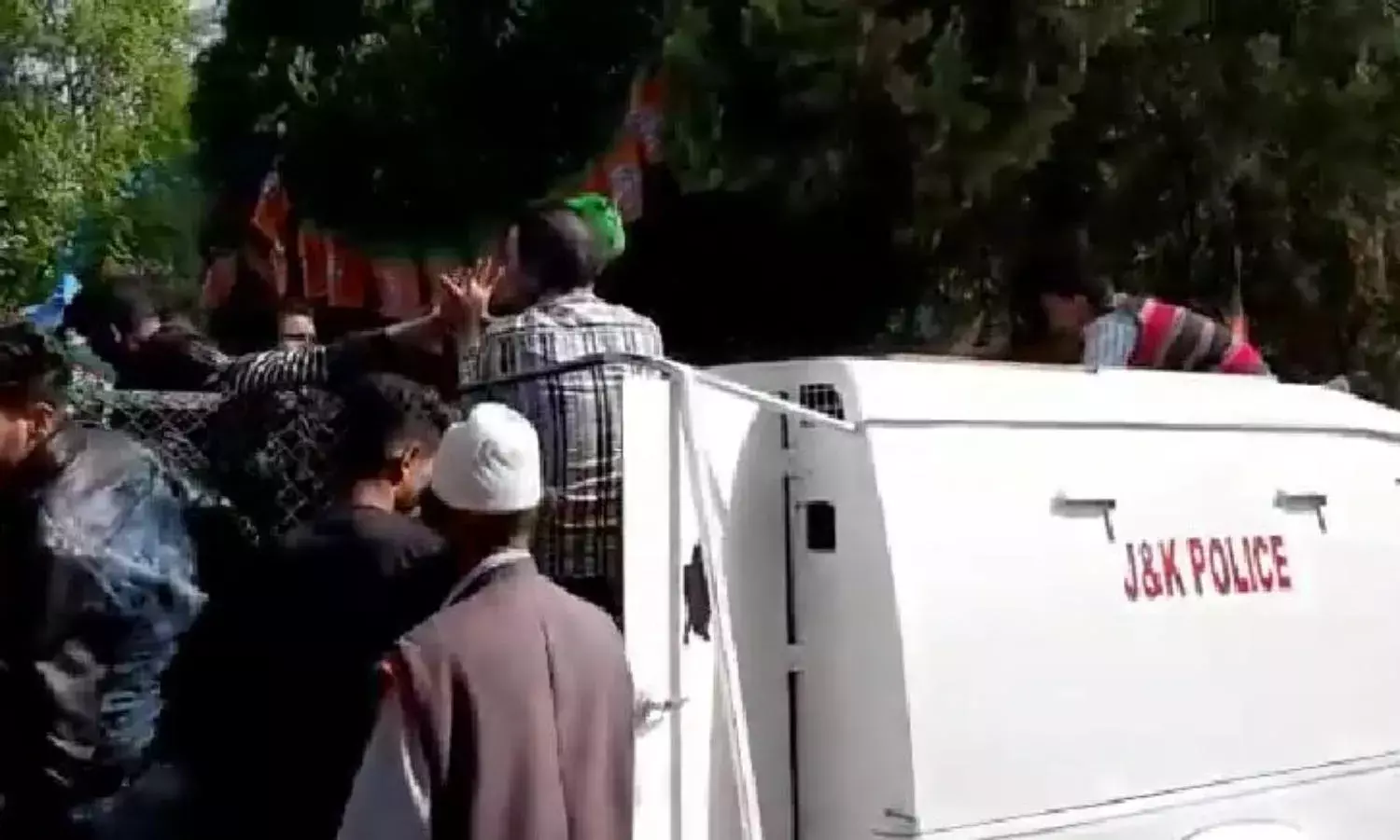 J&K Police Van Distributes Food Packets to BJP Workers At Rally, Video Viral