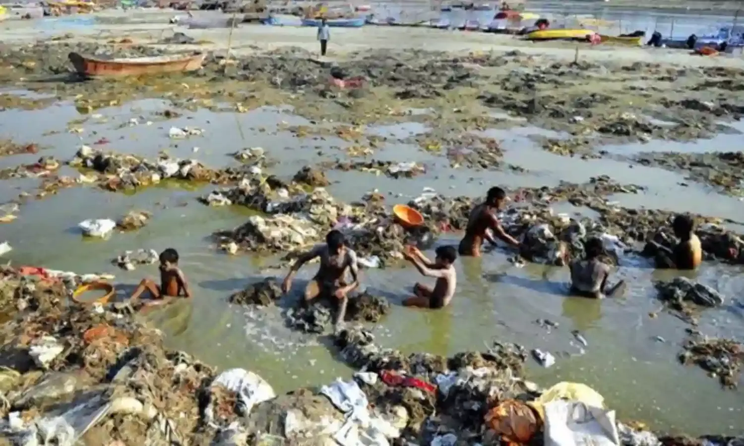 स्वच्छ भारत मिशन नदियों को प्रदूषित कर रहा है?