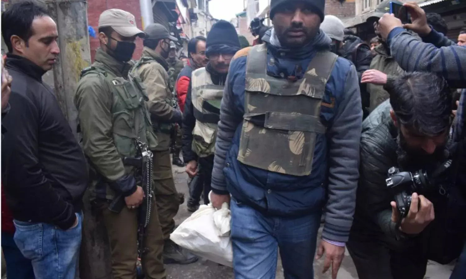 मीरवाईज़, यासीन मालिक के घरों में छापा