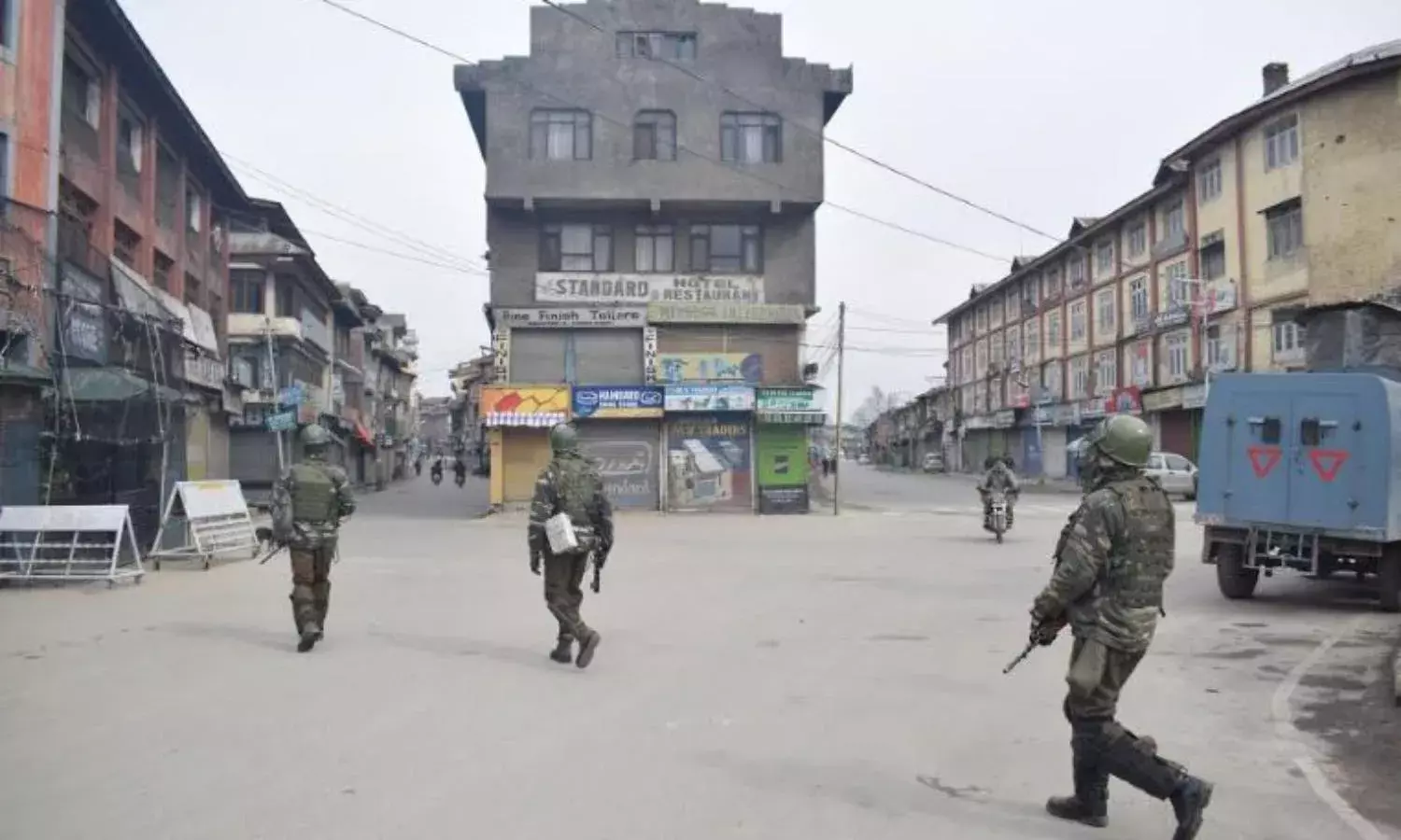 Govt Orders Urgent Deployment of Paramilitary, Rumours and Fear Grip Kashmir Govt Orders Urgent Deployment of Paramilitary, Rumours and Fear Grip Kashmir