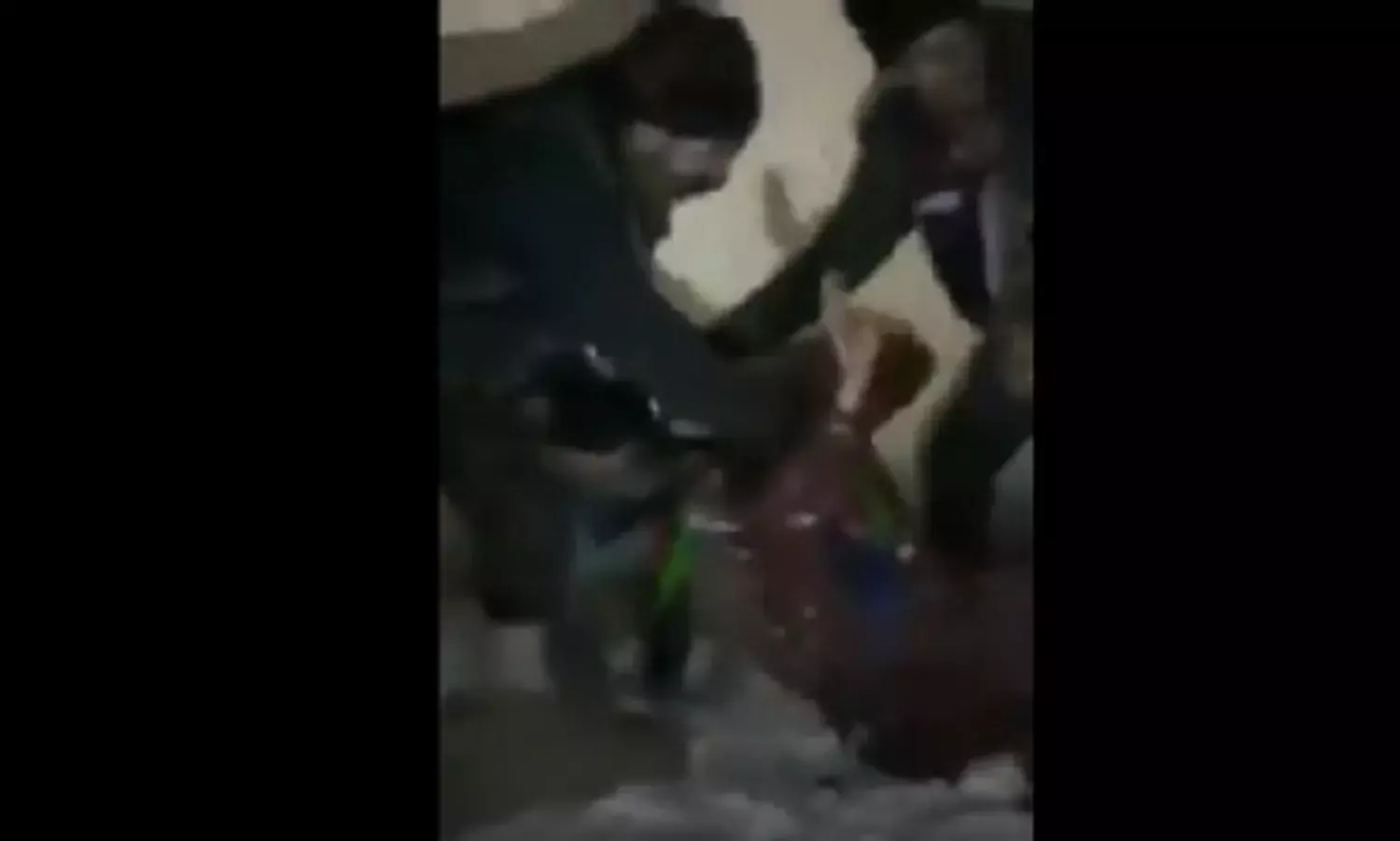 कश्मीरी महिला पर पुलिसकर्मियों द्वारा ‘प्रहार’ का वीडियो वायरल, जांच का आदेश