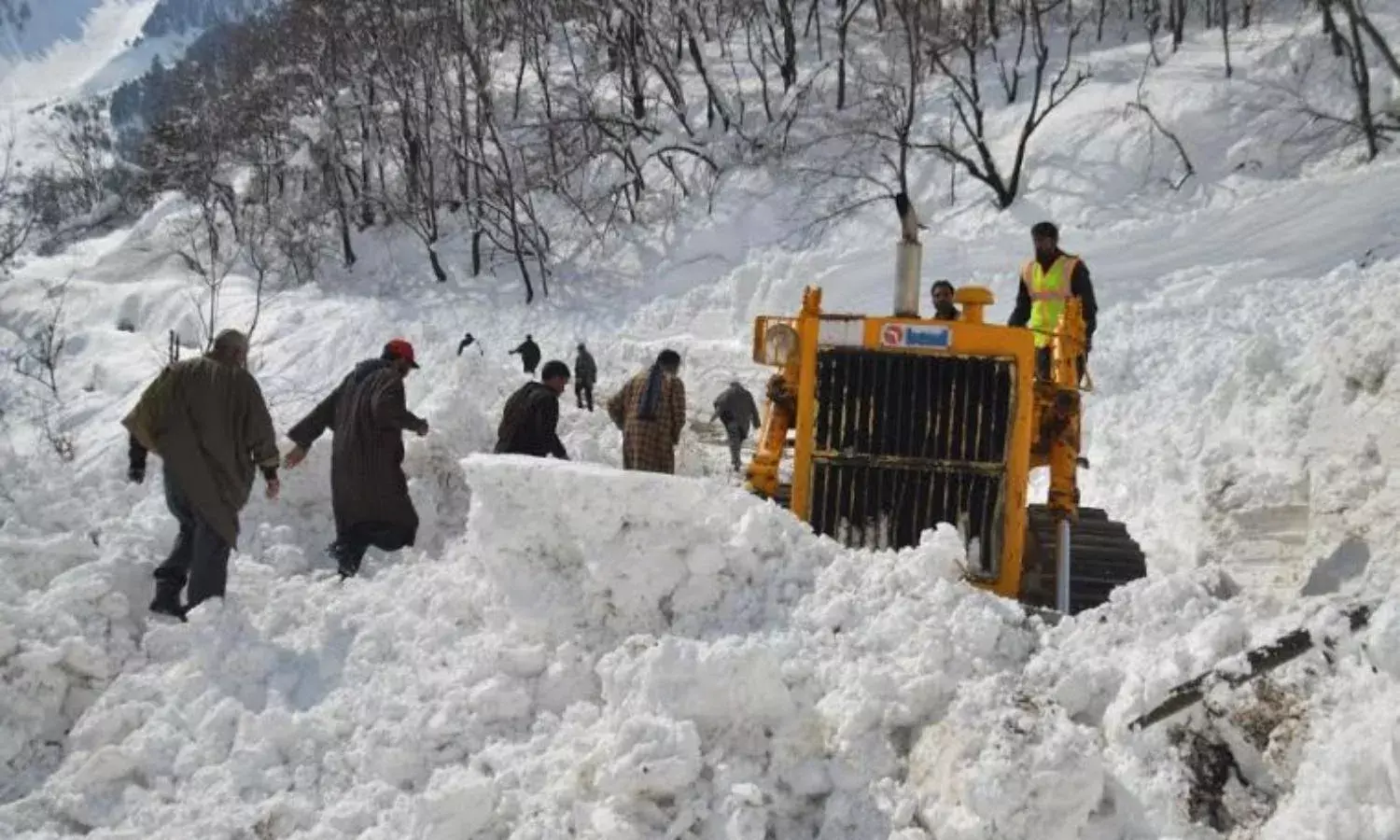 3 Cops Survive Snow Avalanche, Rescued