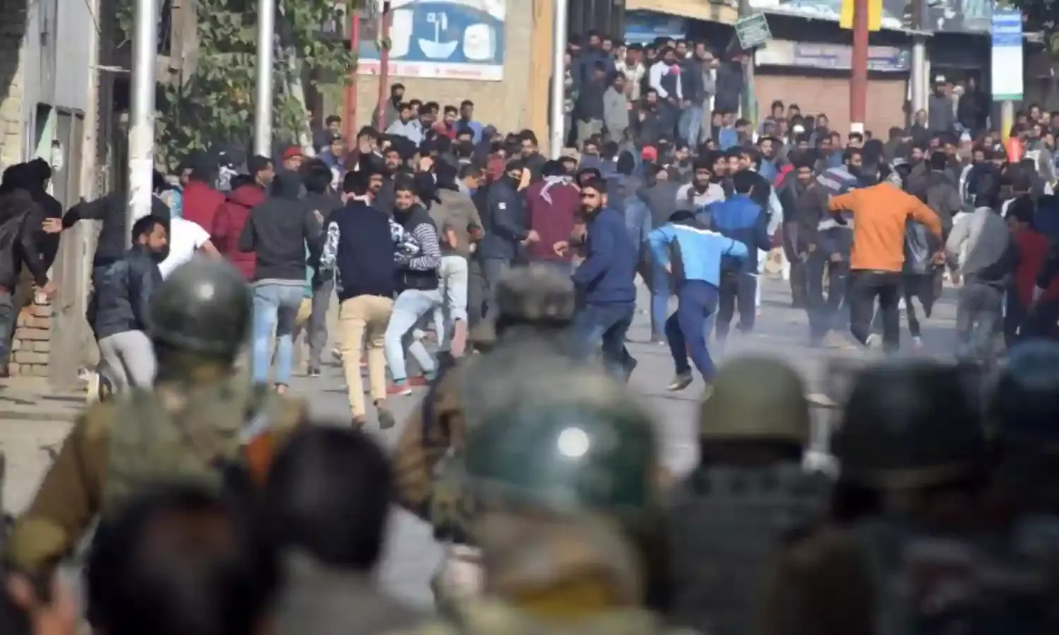 Violent Clashes Follow Encounter in Kashmir
