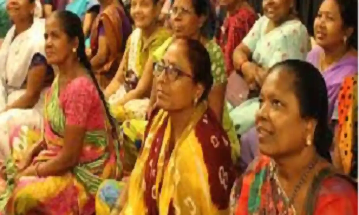 कान की सुदंर बालियों को असेम्बल करने में लगी महिलाओं के जीवन की कहानी कान की सुदंर बालियों को असेम्बल करने में लगी महिलाओं के जीवन की कहानी