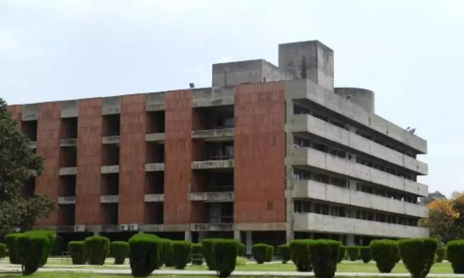 पंजाब विश्वविद्यालय ने दिया कश्मीरी छात्रों का ब्यौरा तैयार करने का आदेश पंजाब विश्वविद्यालय ने दिया कश्मीरी छात्रों का ब्यौरा तैयार करने का आदेश