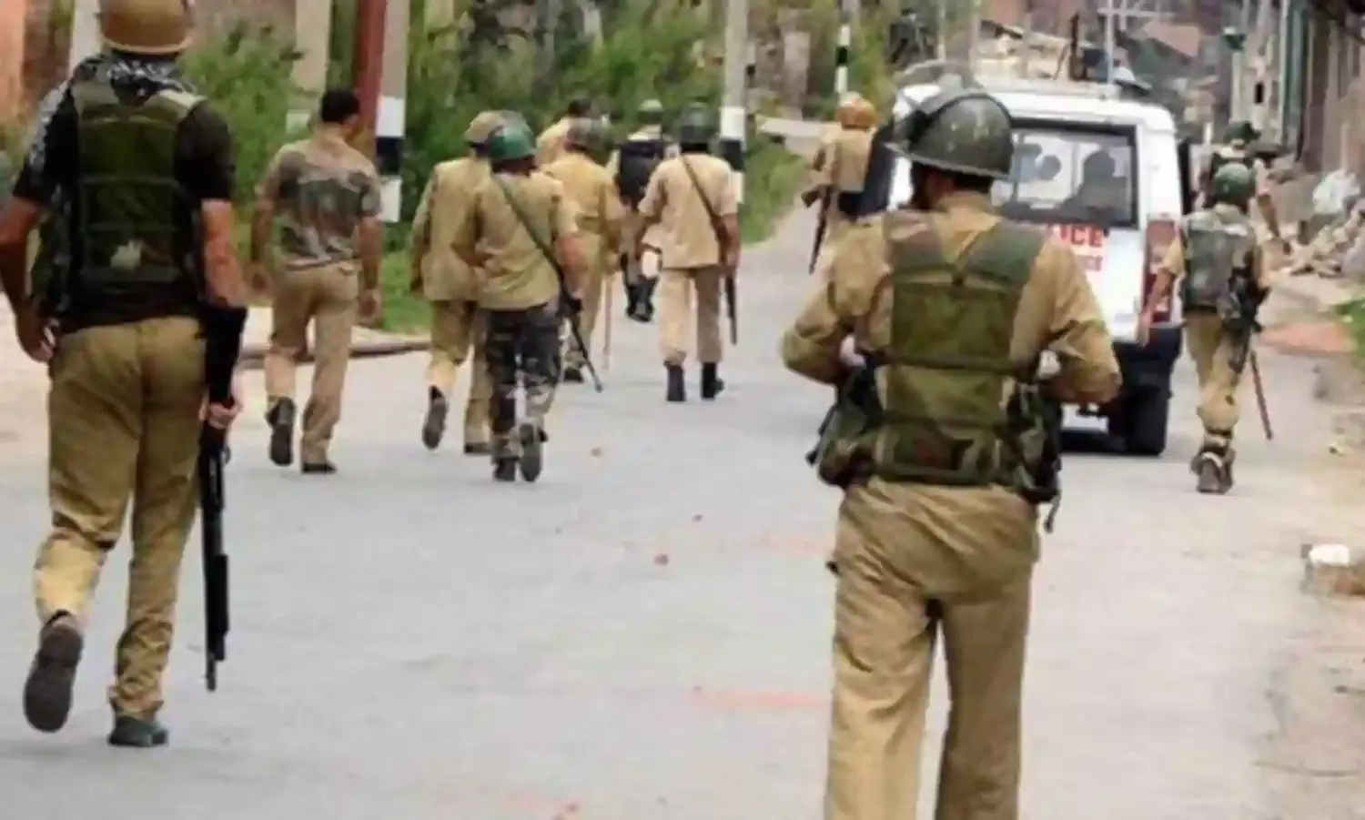 मुठभेड़ को कवर करने गये पत्रकारों के साथ धक्कामुक्की