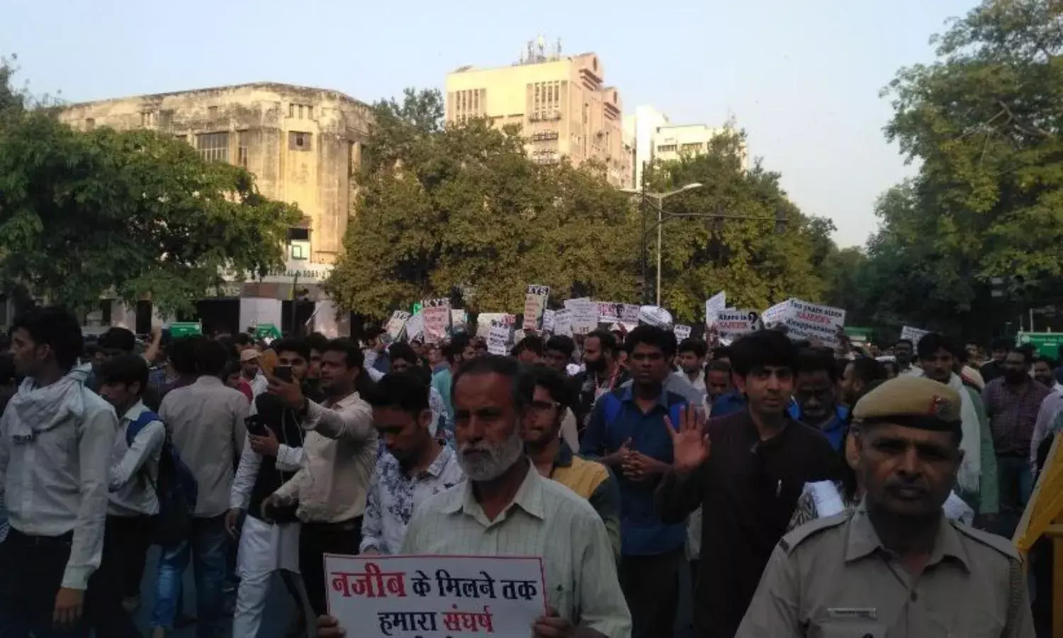 मांओं ने किया संसद तक मार्च मांओं ने किया संसद तक मार्च