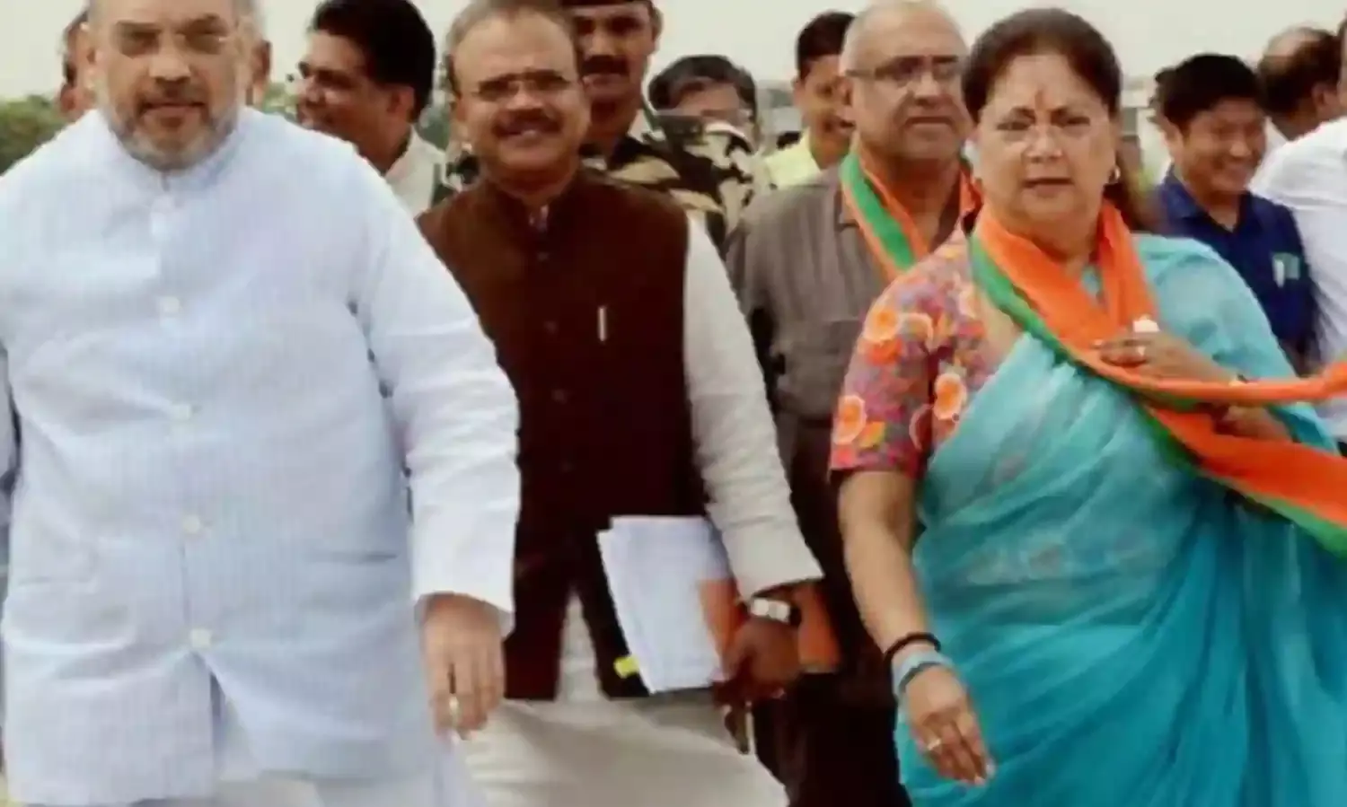 अधिकारियों की सेवानिवृत्ती के बाद शासन में बने रहने किए चुनाव लड़ने की आतुरता।