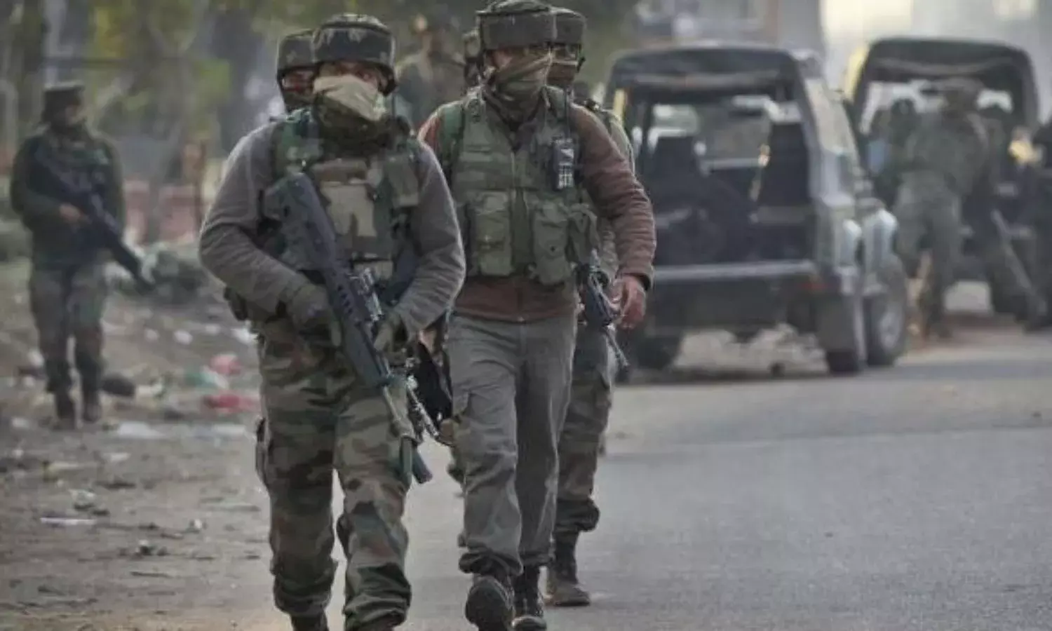 कश्मीर में हिंसा का दौर जारी : आतंकवादियों ने तीन पुलिसकर्मियों को अगवाकर मारा