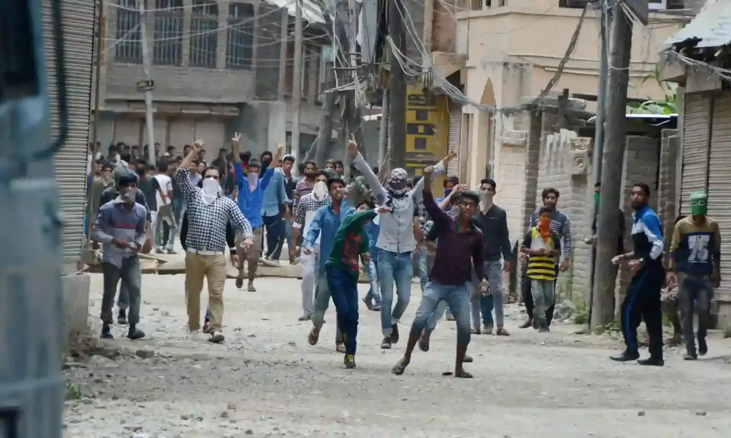 कश्मीर में बड़े पैमाने पर गिरफ्तारियां, कई मकान फूंके गये