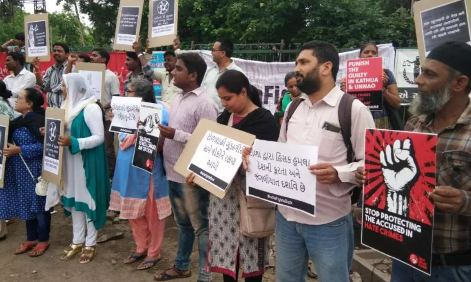 मॉब लिंचिंग के खिलाफ गुजरात में सड़कों पर उतरे लोग