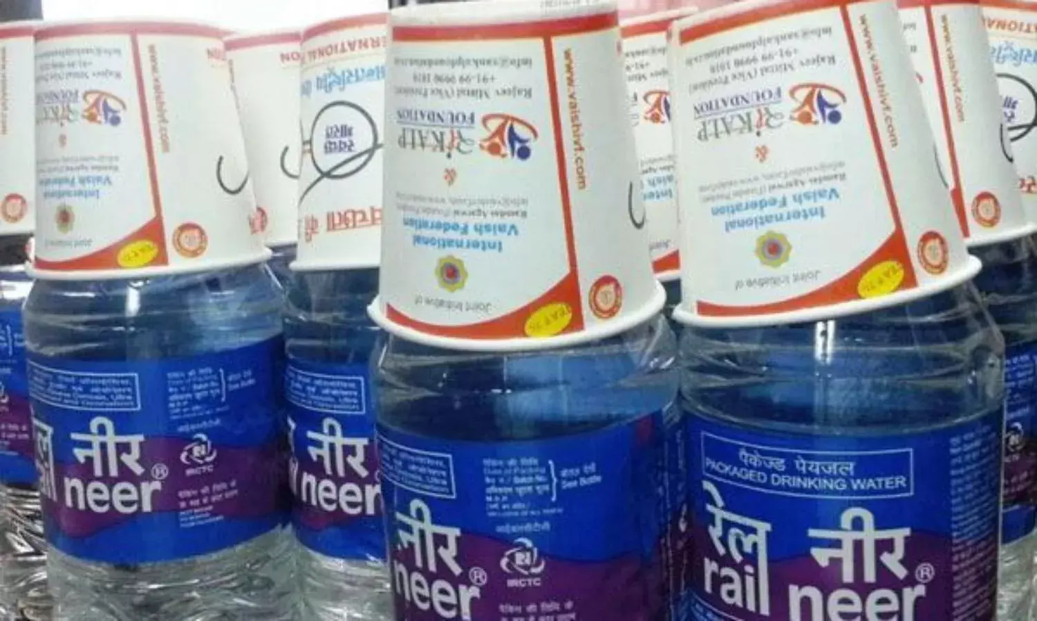 रेल परोसता यात्रियों को “हिन्दूत्व” के विज्ञापन