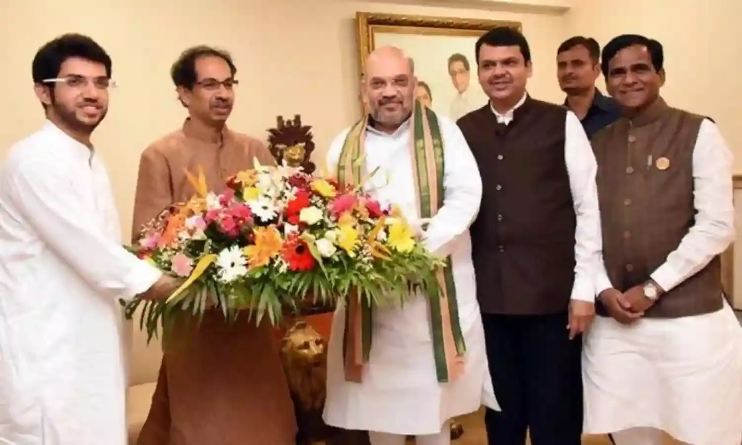 Shah Fails to Charm Thackeray: SS Attack on BJP Intensifies Shah Fails to Charm Thackeray: SS Attack on BJP Intensifies