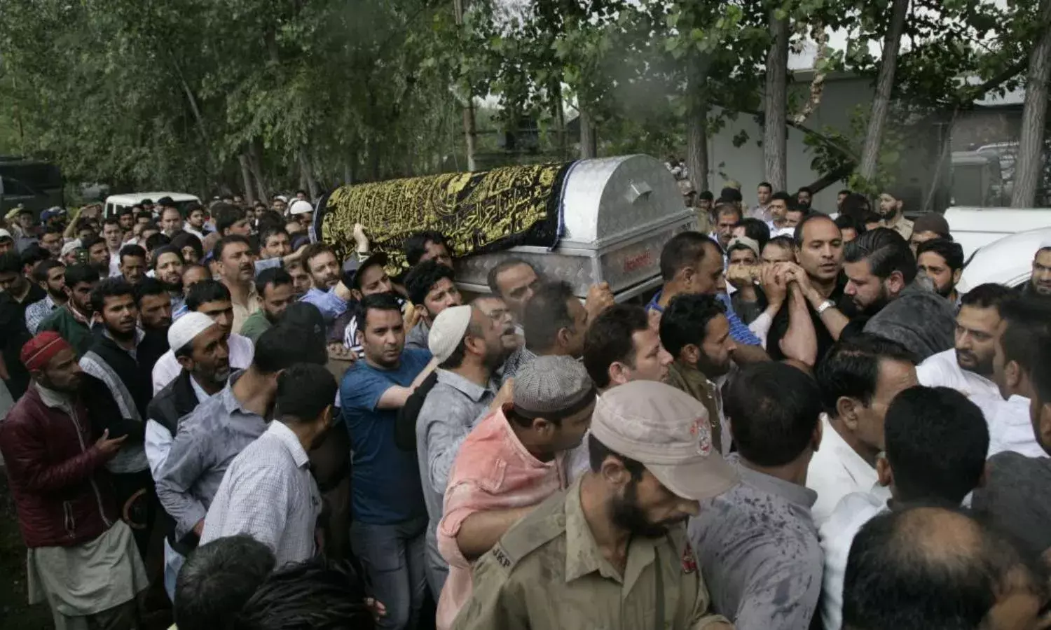 “राइजिंग कश्मीर” के संपादक शुजात बुखारी की गोली मरकर हत्या