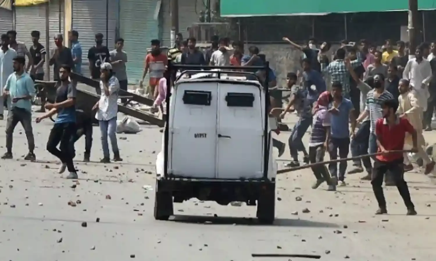 कुछ दिनों की शांति के बाद कश्मीर घाटी में फिर से हिंसा शुरू