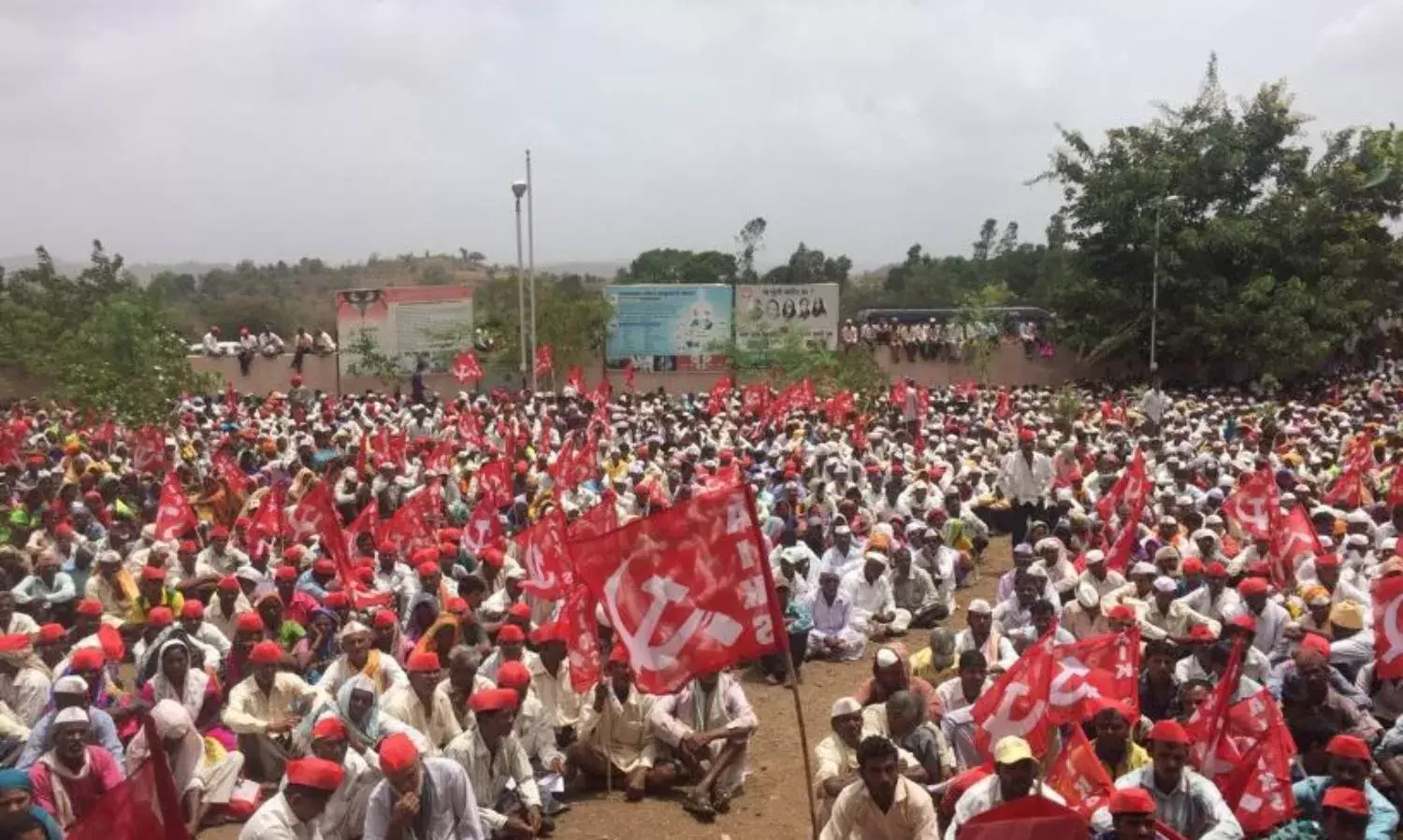 BJP-Shiv Sena Farmers Cross Over to Left AIKS, Publicly Denounce Anti-Farmer Policies of Current Govt