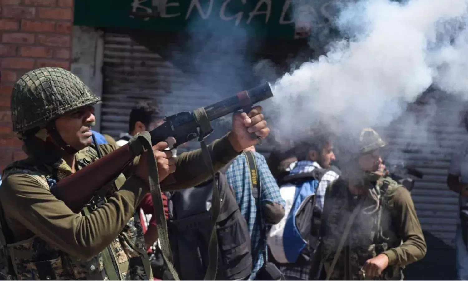 Brief Lull in Kashmir Ends: 2 Cops Killed, 10 CRPF Men Injured