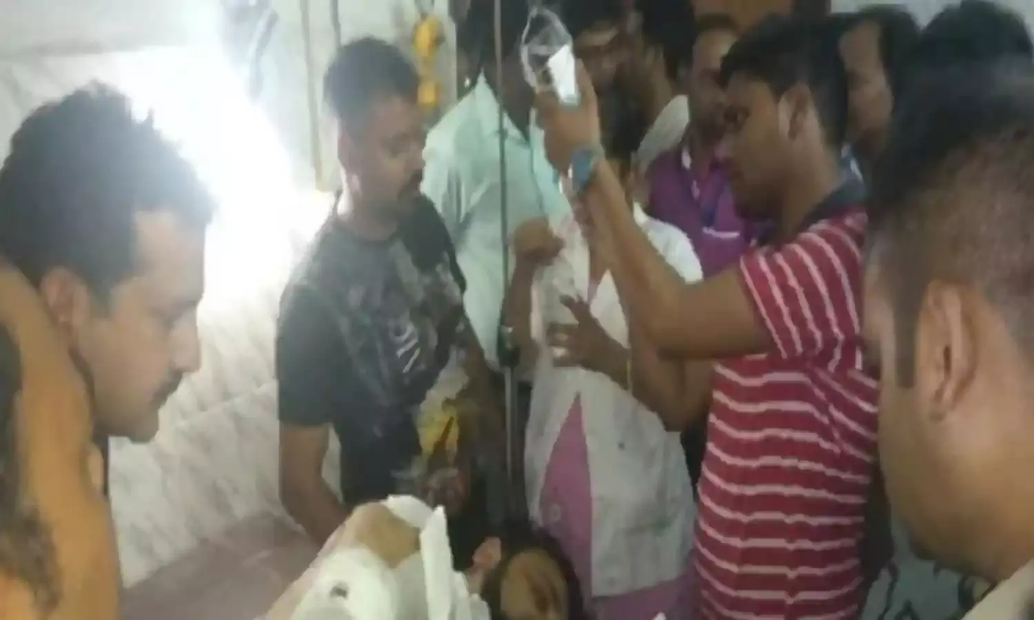 डॉ कफ़ील खान के भाई को गोरखपुर में गोली मारी गई, हालत गंभीर