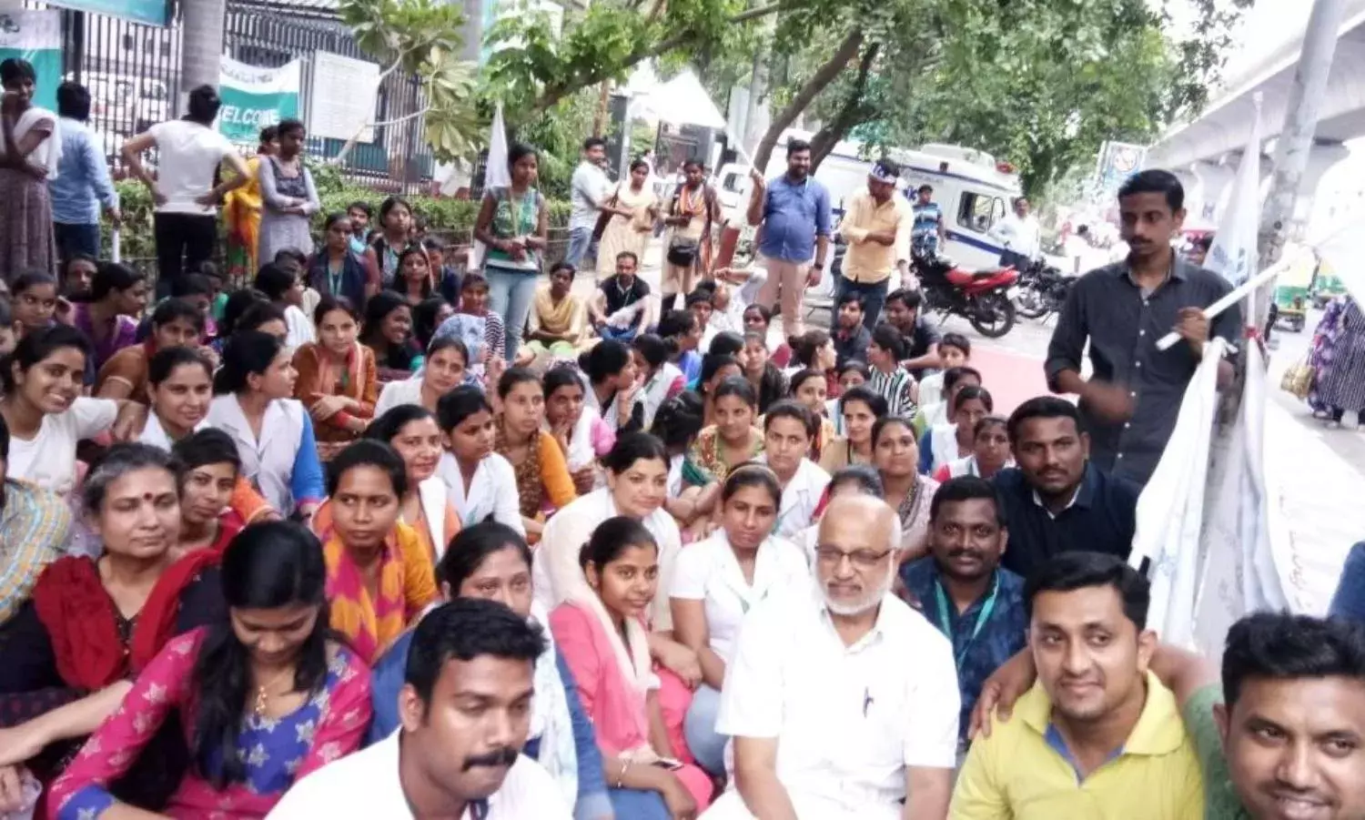 न्यूनतम वेतन के लिए संघर्ष करती नर्स न्यूनतम वेतन के लिए संघर्ष करती नर्स