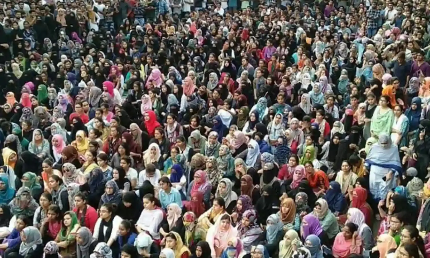 AMU Rises in Protest: Students Send a Copy of the Indian Constitution to PM and CM As 1000s Sit in Protest AMU Rises in Protest: Students Send a Copy of the Indian Constitution to PM and CM As 1000s Sit in Protest