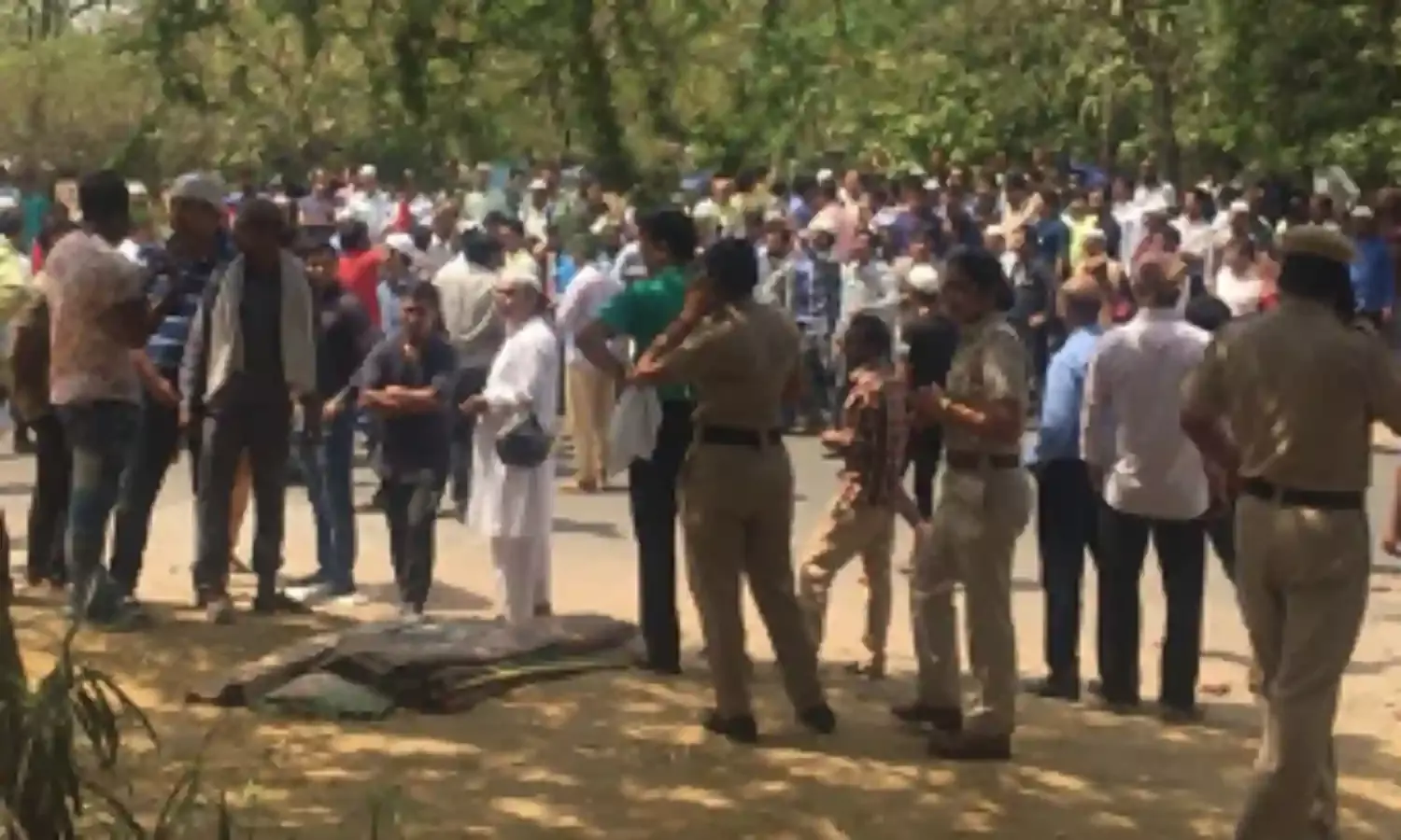 Hindutva Group Disrupts Namaz in Gurugram: Thrice in Three Weeks Hindutva Group Disrupts Namaz in Gurugram: Thrice in Three Weeks