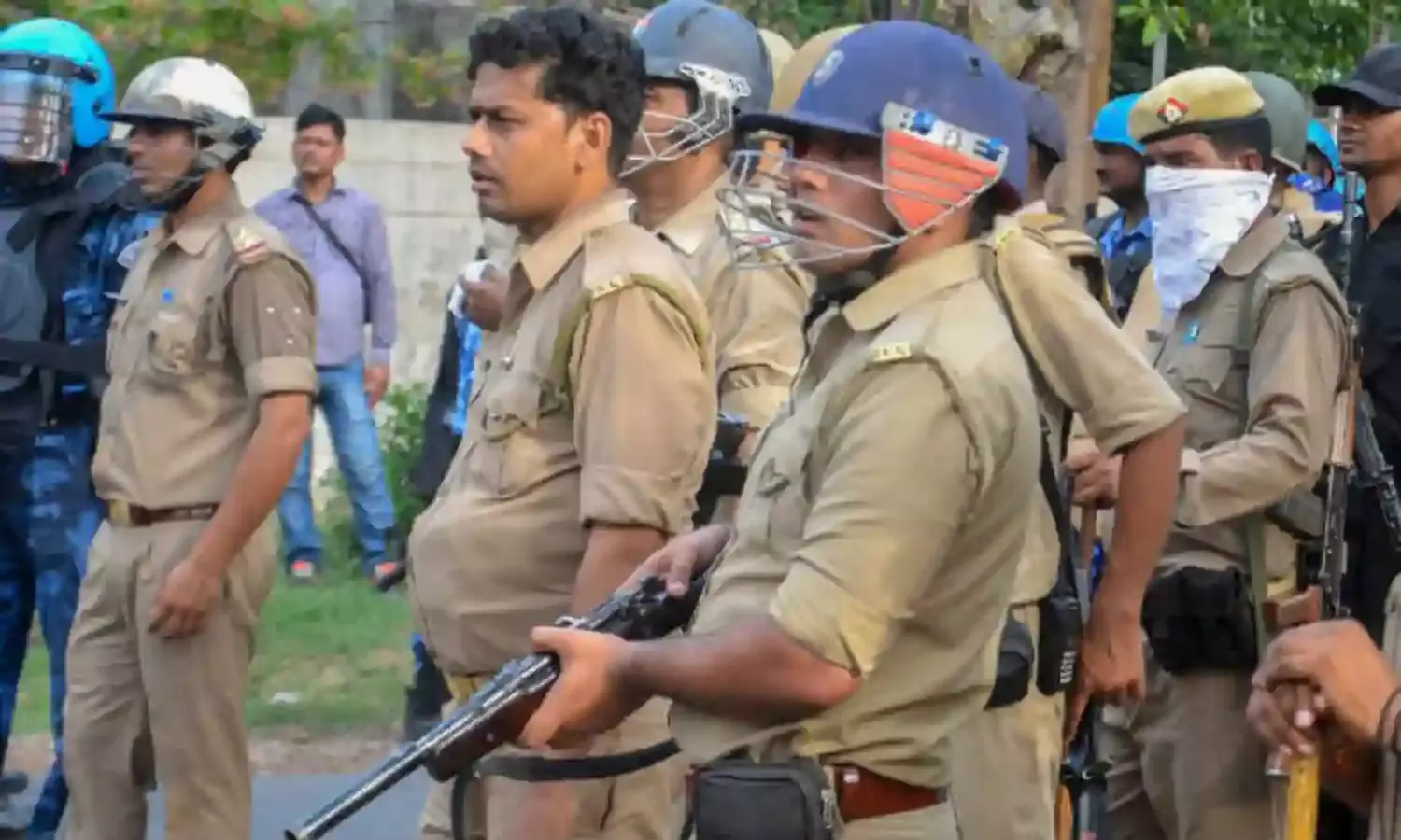 AMU Attack: Students Protesting Aggressive Hindu Yuva Vahini Mob Entry Injured in Police Action AMU Attack: Students Protesting Aggressive Hindu Yuva Vahini Mob Entry Injured in Police Action