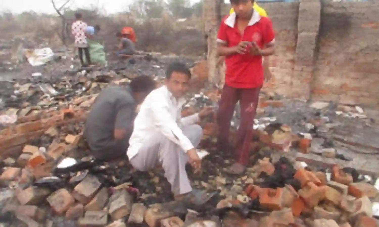 आग में बस्तियां ही नहीं जलती, बच्चों के अरमान भी जल जाते हैं। आग में बस्तियां ही नहीं जलती, बच्चों के अरमान भी जल जाते हैं।