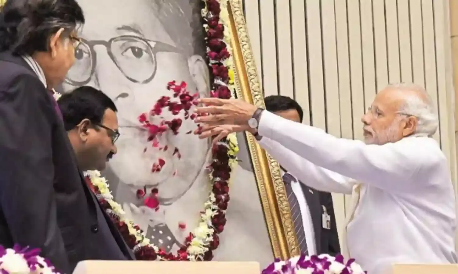 क्या केवल अंबेडकर के चित्रों पर माल्यार्पणउनका सम्मान करना है?