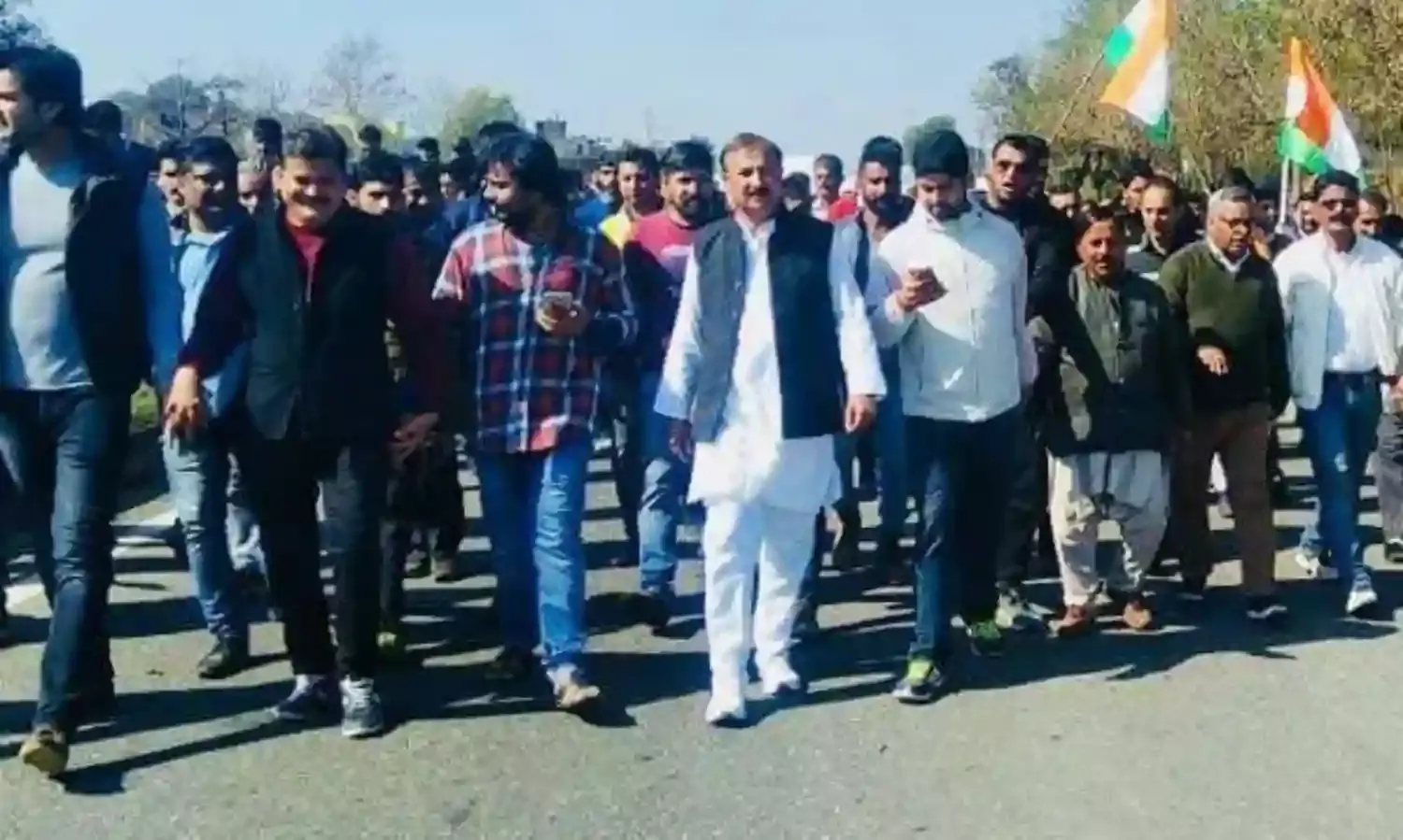 कठुआ में हिन्दू एकता मंच के मार्च की अगुवाई करने वाले अपने नेता को कांग्रेस पार्टी क्यों नहीं निकालती?