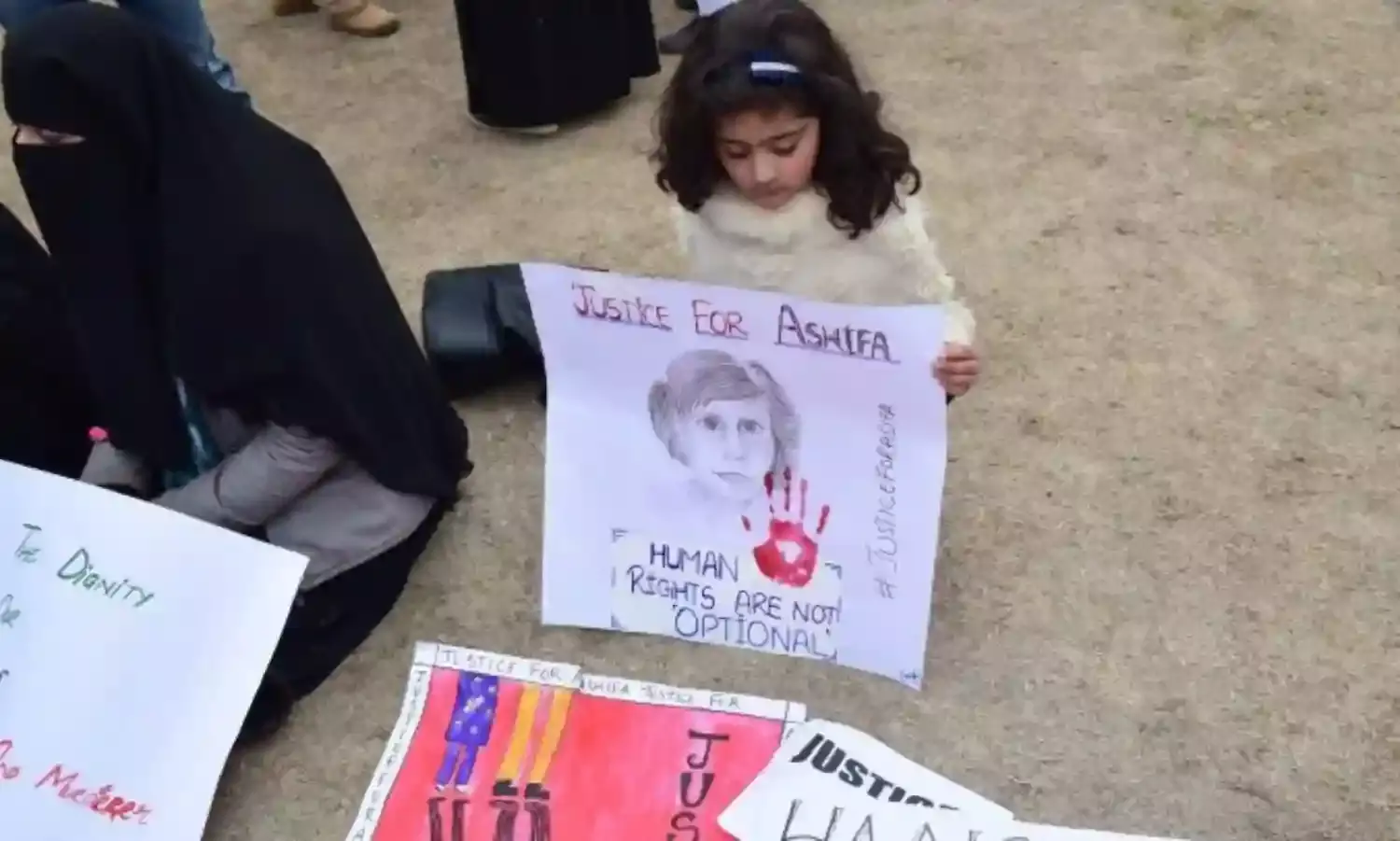 कठुआ बलात्कार कांड के आरोपियों के खिलाफ चार्जशीट दायर करने का वकीलों ने किया विरोध