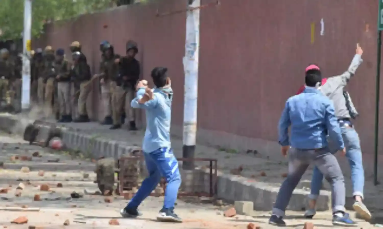 छात्रों के विरोध प्रदर्शनों से दहला कश्मीर