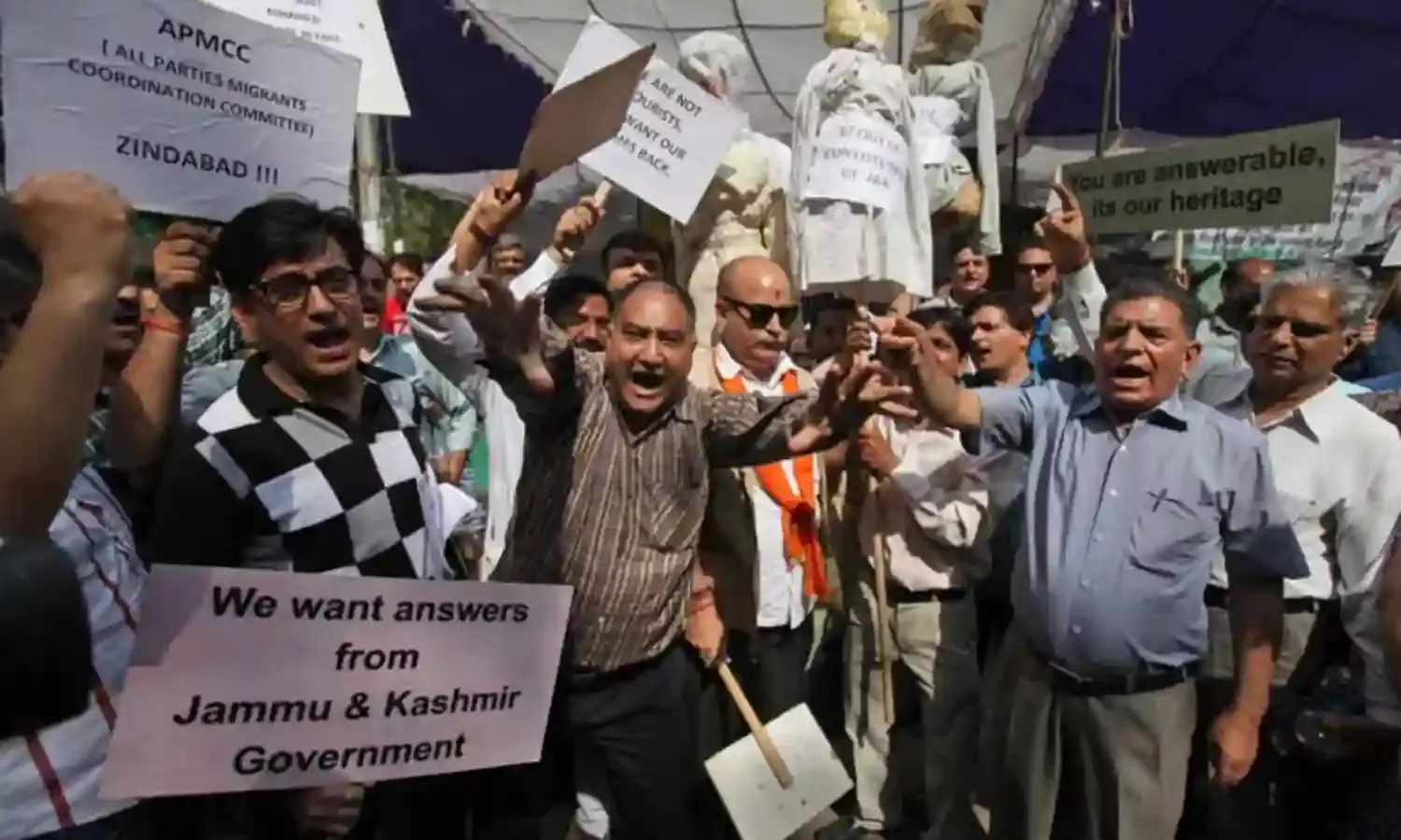 पंडितों और मुसलमानों का सेना के खिलाफ एकजुट प्रदर्शन पंडितों और मुसलमानों का सेना के खिलाफ एकजुट प्रदर्शन