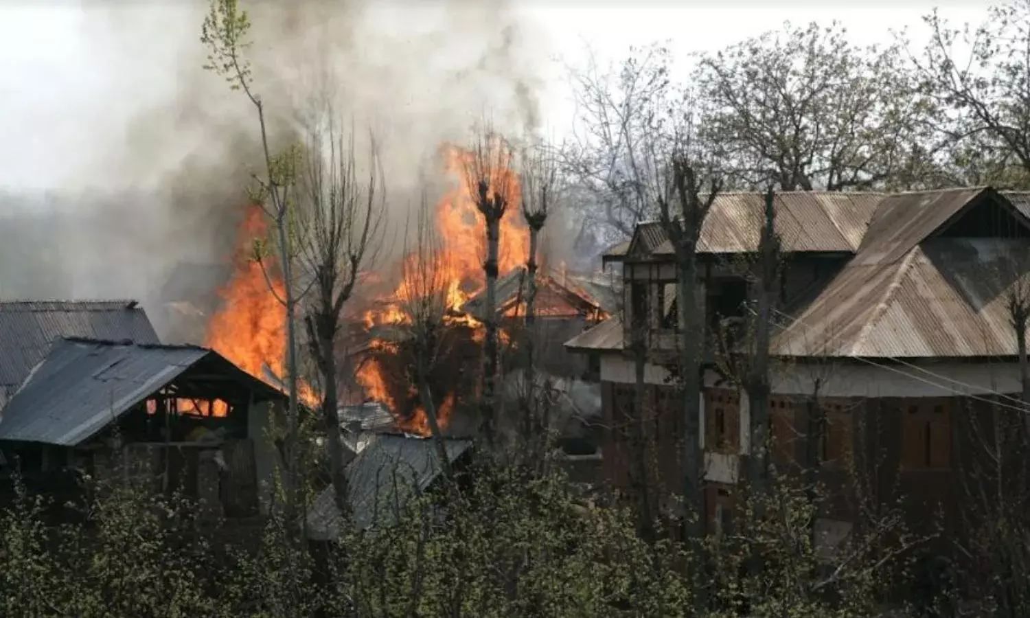 24 Hours In Kashmir: 4 Civilians+3 Soldiers+11 Militants Killed, Dozens Wounded