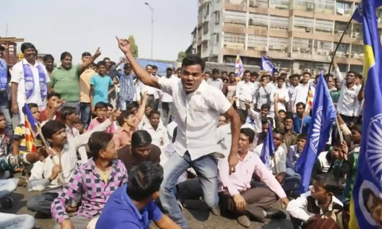 दलितों के आक्रोश की आंच यूपी से लेकर गुजरात तक