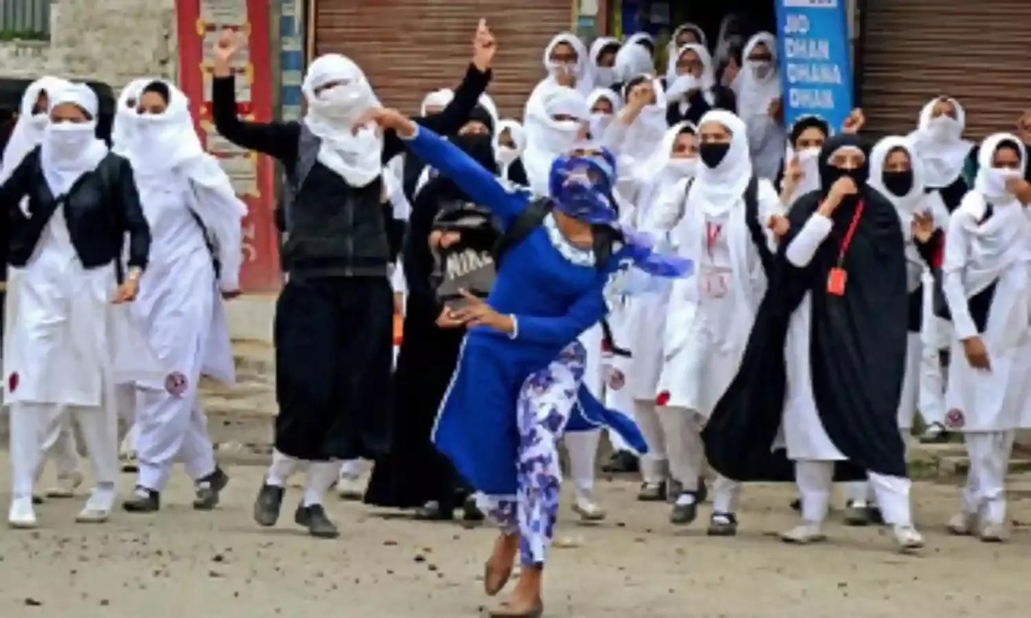 जम्मू में बलात्कार के आरोपियों के समर्थन में प्रदर्शन से मुख्यमंत्री “हैरान”