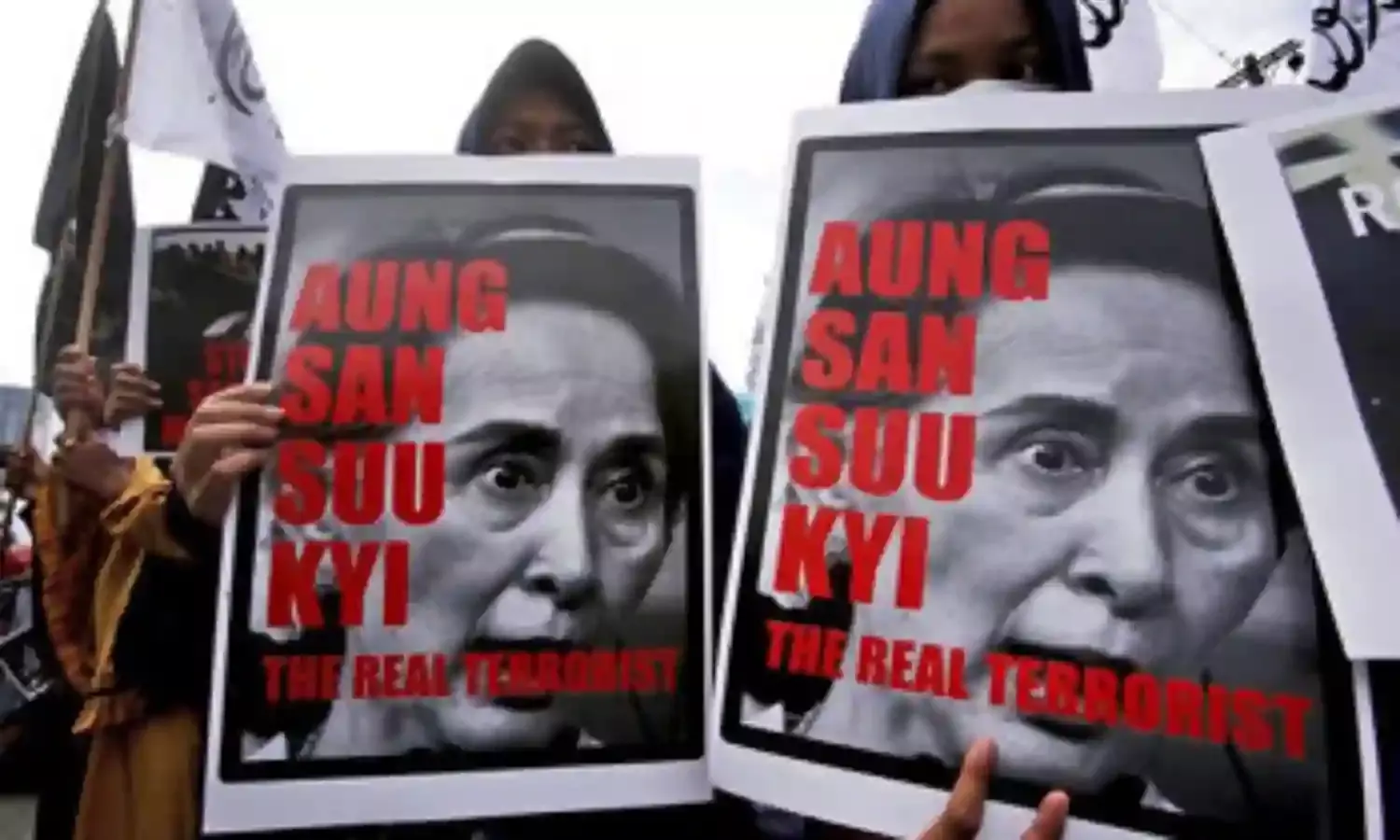 Myanmar Army Admits to Killing 10 Rohingya Muslims, Suu Kyi Looks West For Applause